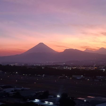 Amazing Volcano Views In Front Of Airport 危地马拉 外观 照片
