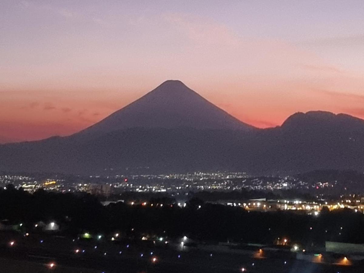 Amazing Volcano Views In Front Of Airport 危地马拉 外观 照片