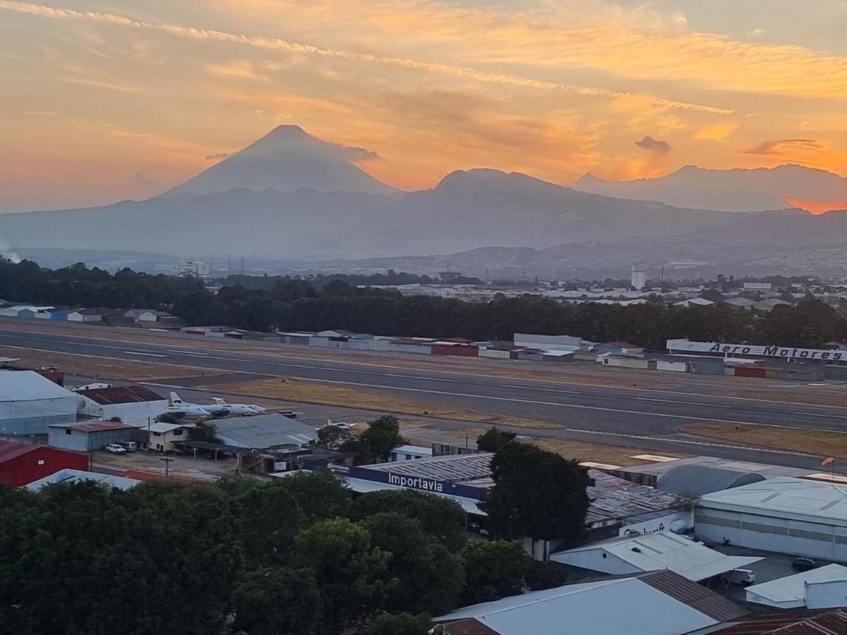 Amazing Volcano Views In Front Of Airport 危地马拉 外观 照片