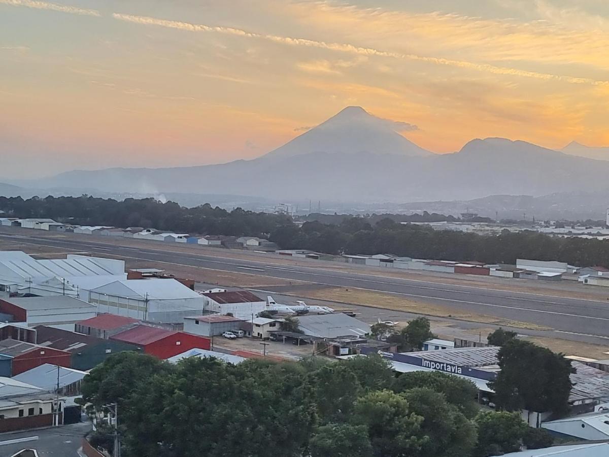 Amazing Volcano Views In Front Of Airport 危地马拉 外观 照片
