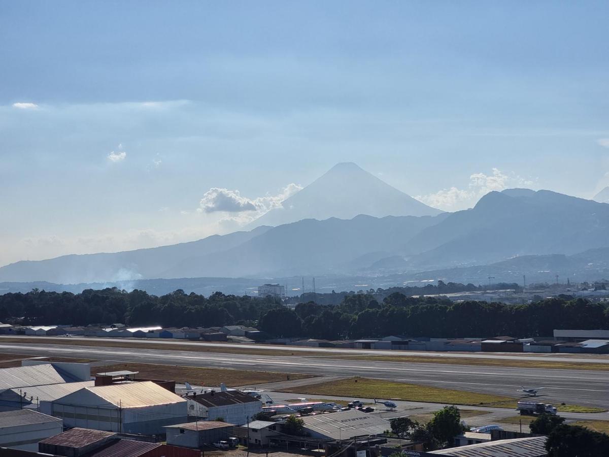 Amazing Volcano Views In Front Of Airport 危地马拉 外观 照片