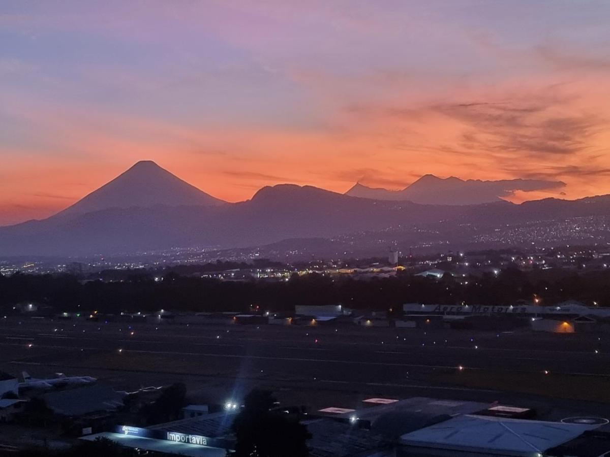 Amazing Volcano Views In Front Of Airport 危地马拉 外观 照片