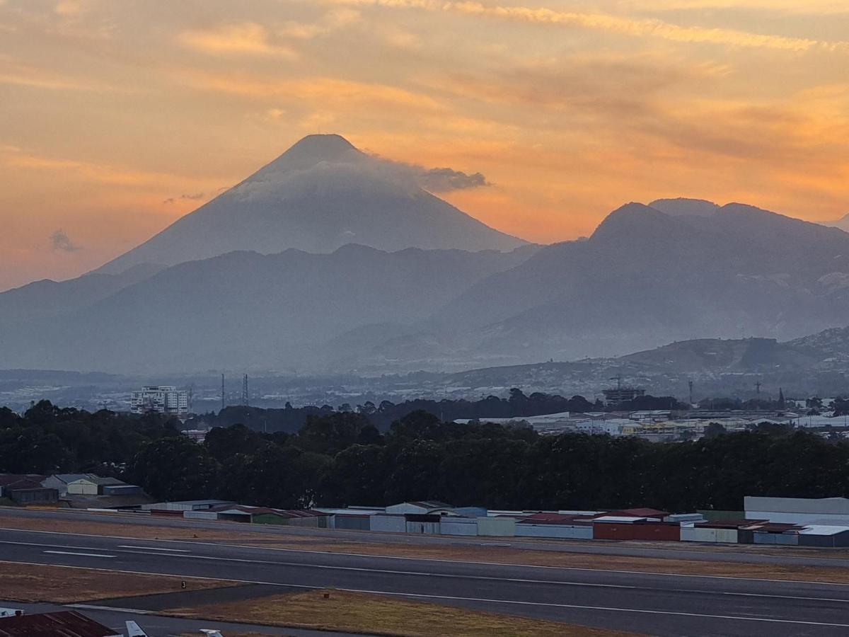 Amazing Volcano Views In Front Of Airport 危地马拉 外观 照片