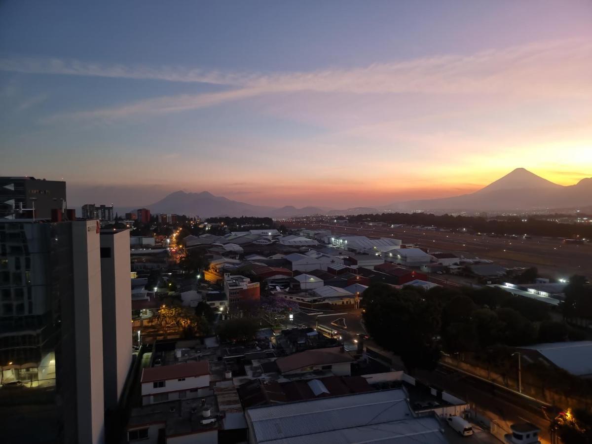Amazing Volcano Views In Front Of Airport 危地马拉 外观 照片