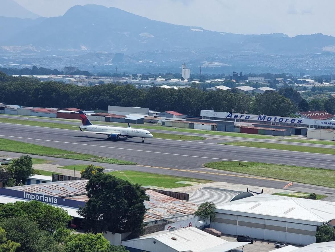 Amazing Volcano Views In Front Of Airport 危地马拉 外观 照片