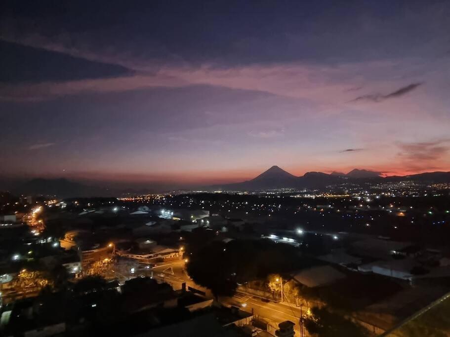 Amazing Volcano Views In Front Of Airport 危地马拉 外观 照片