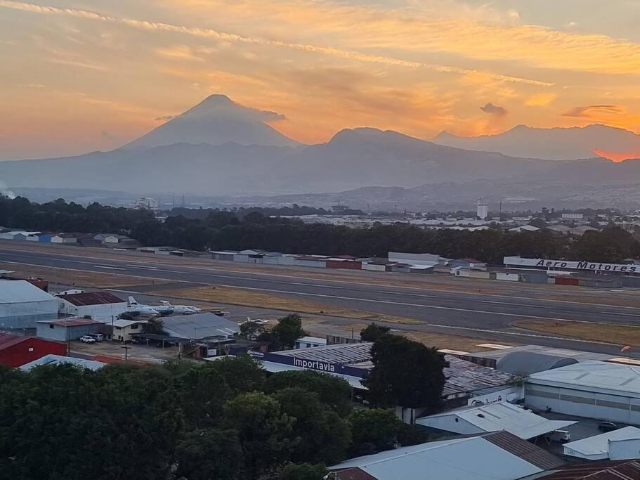 Amazing Volcano Views In Front Of Airport 危地马拉 外观 照片