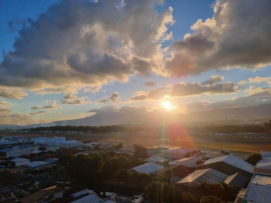 Amazing Volcano Views In Front Of Airport 危地马拉 外观 照片
