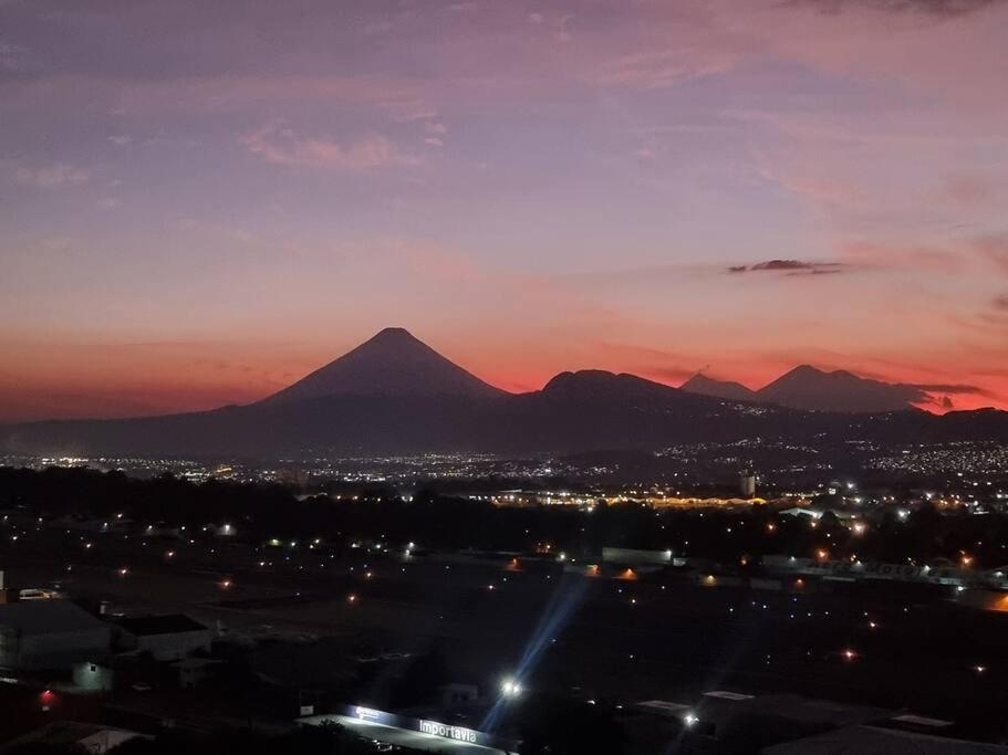 Amazing Volcano Views In Front Of Airport 危地马拉 外观 照片